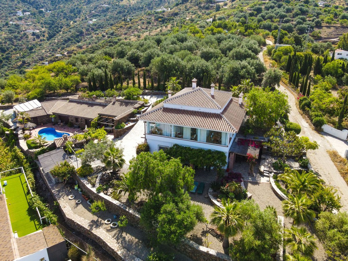 6 Bed Detached Villa in Sayalonga