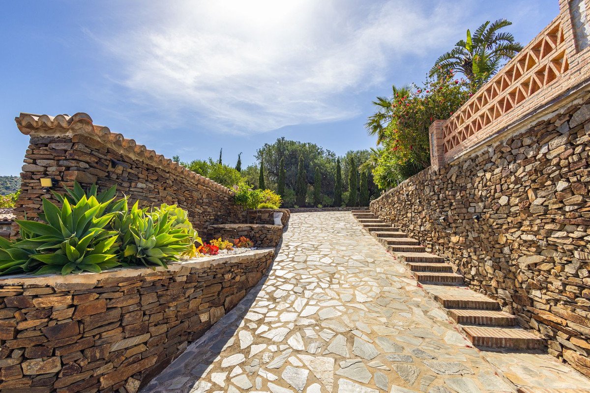 6 Bed Detached Villa in Sayalonga