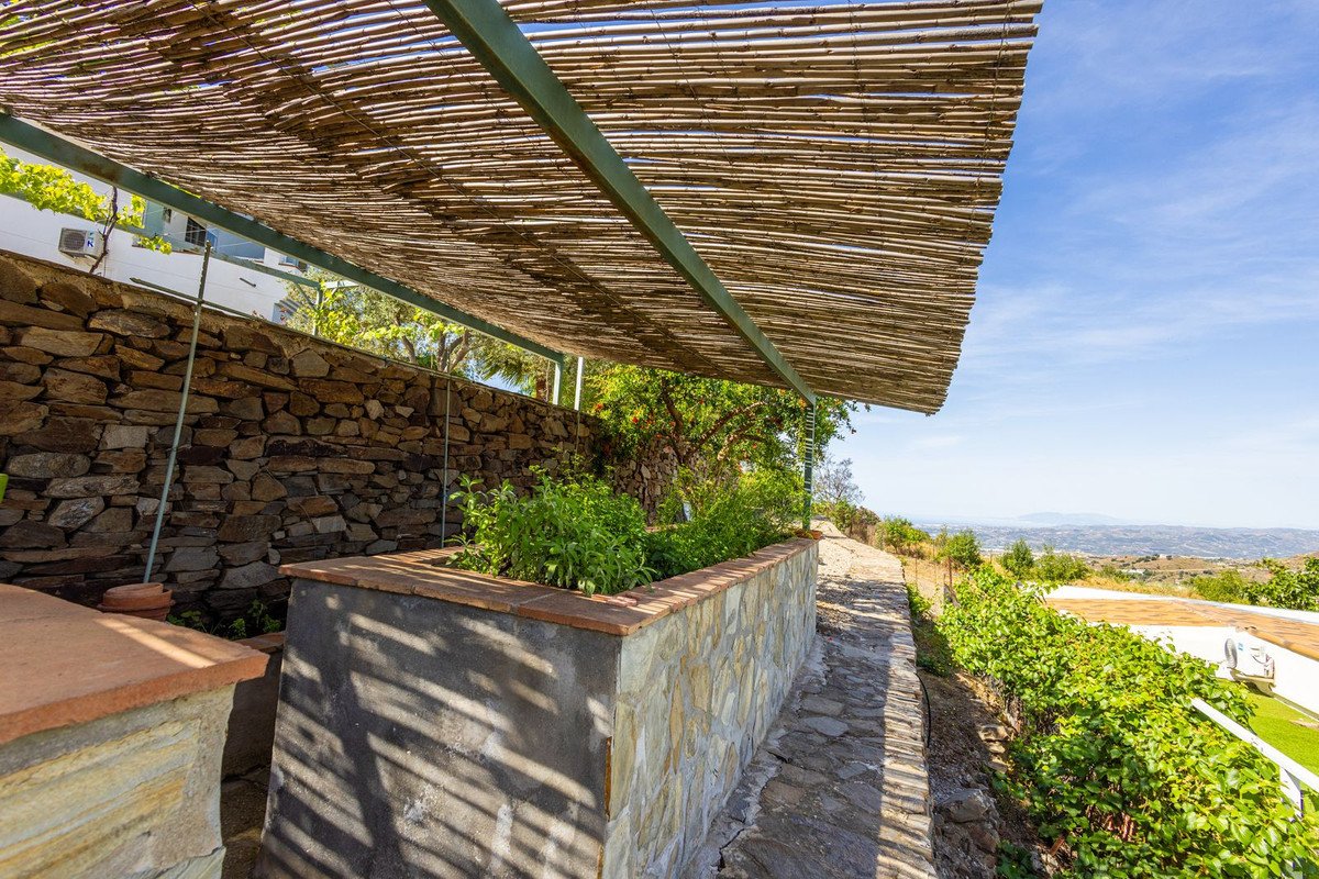 6 Bed Detached Villa in Sayalonga