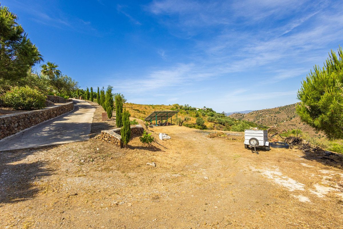 6 Bed Detached Villa in Sayalonga