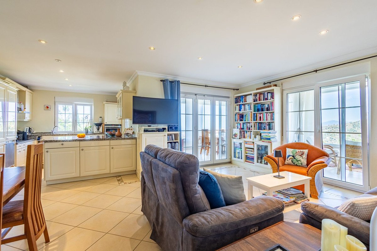6 Bed Detached Villa in Sayalonga