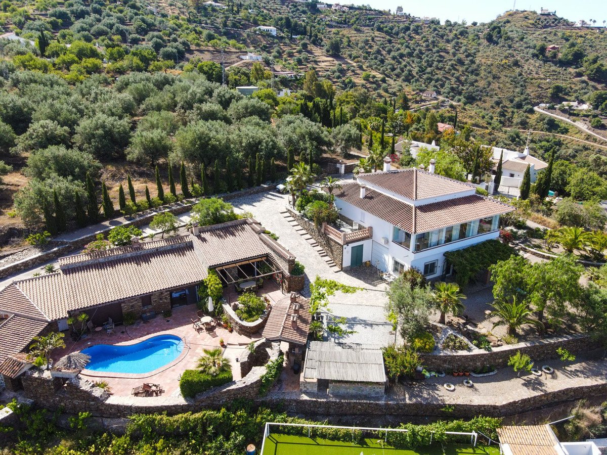 6 Bed Detached Villa in Sayalonga