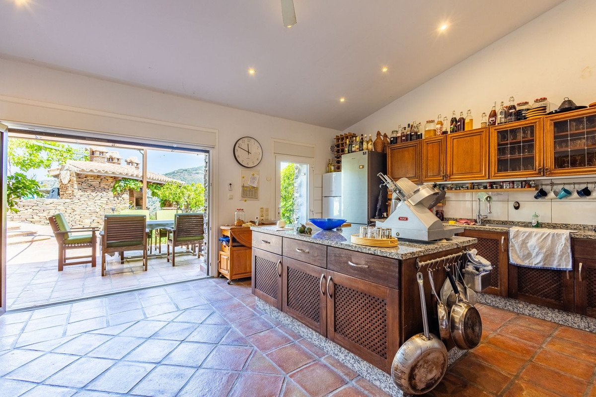 6 Bed Detached Villa in Sayalonga