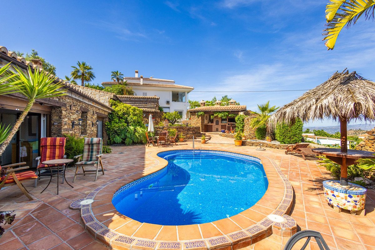 6 Bed Detached Villa in Sayalonga