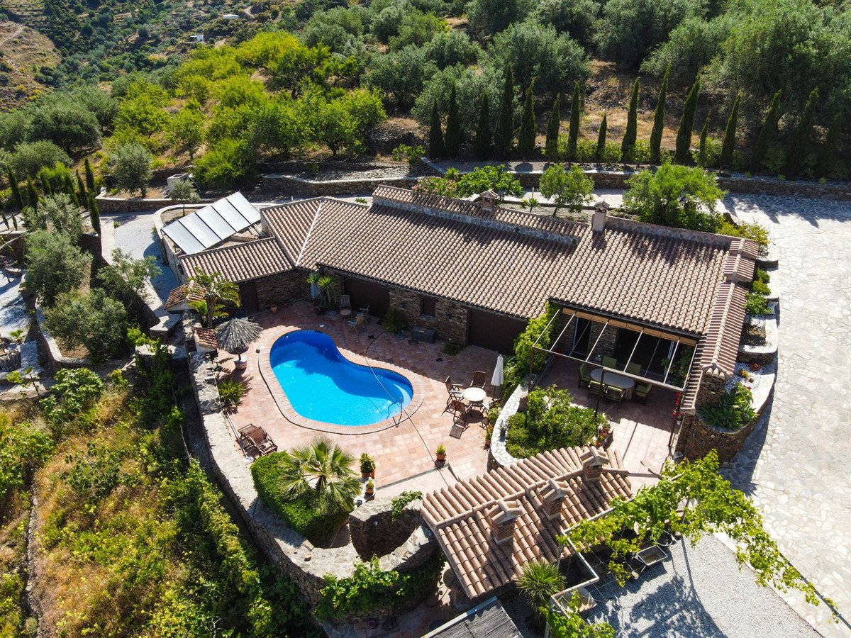 6 Bed Detached Villa in Sayalonga