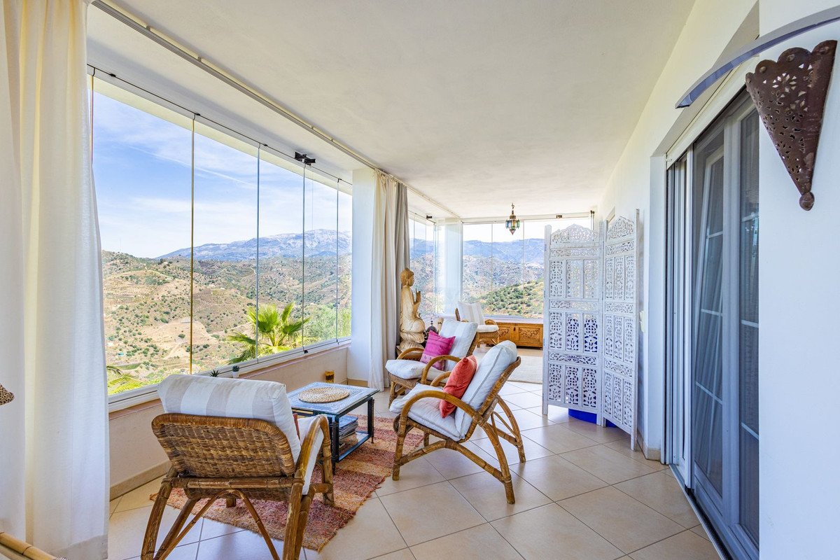 6 Bed Detached Villa in Sayalonga