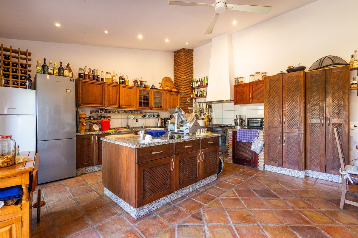 6 Bed Detached Villa in Sayalonga