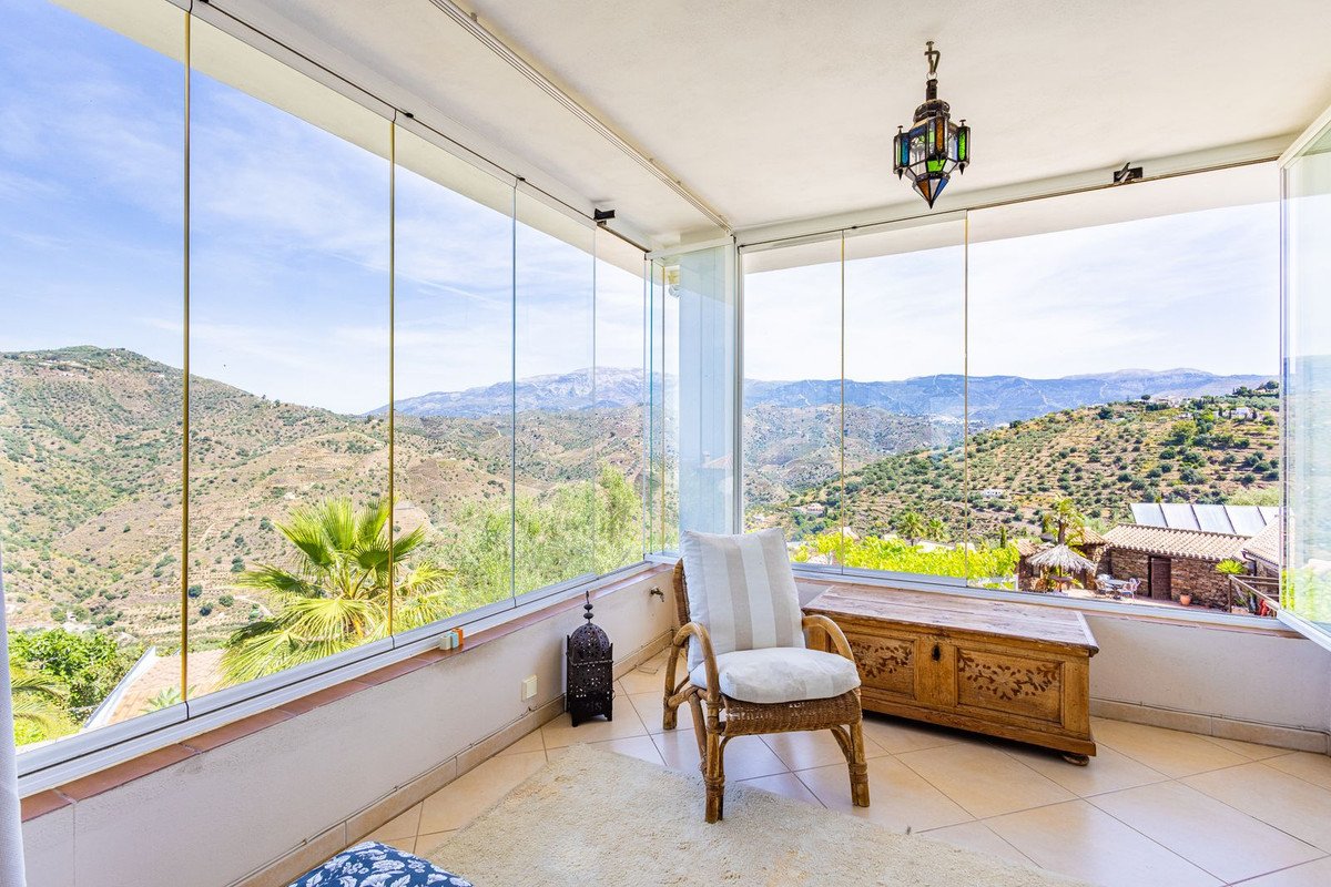 6 Bed Detached Villa in Sayalonga