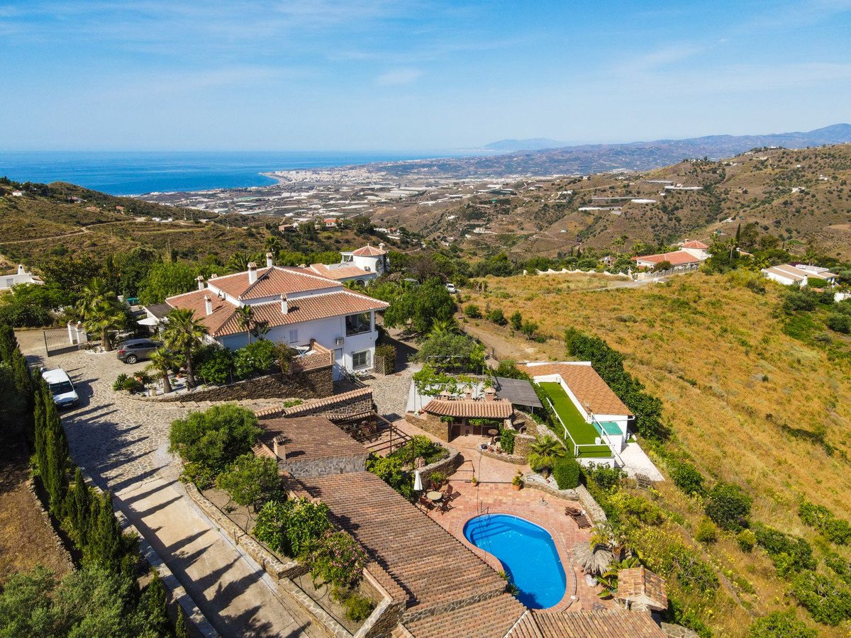 6 Bed Detached Villa in Sayalonga