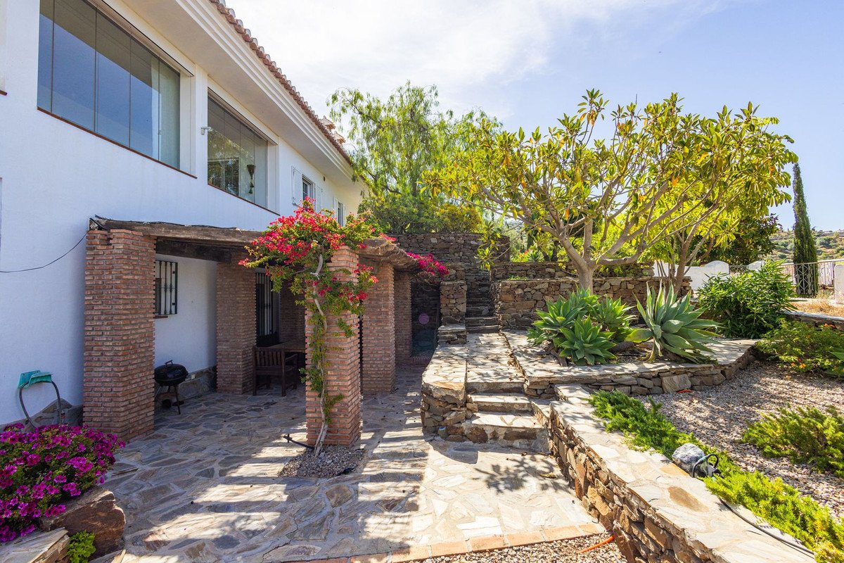 6 Bed Detached Villa in Sayalonga