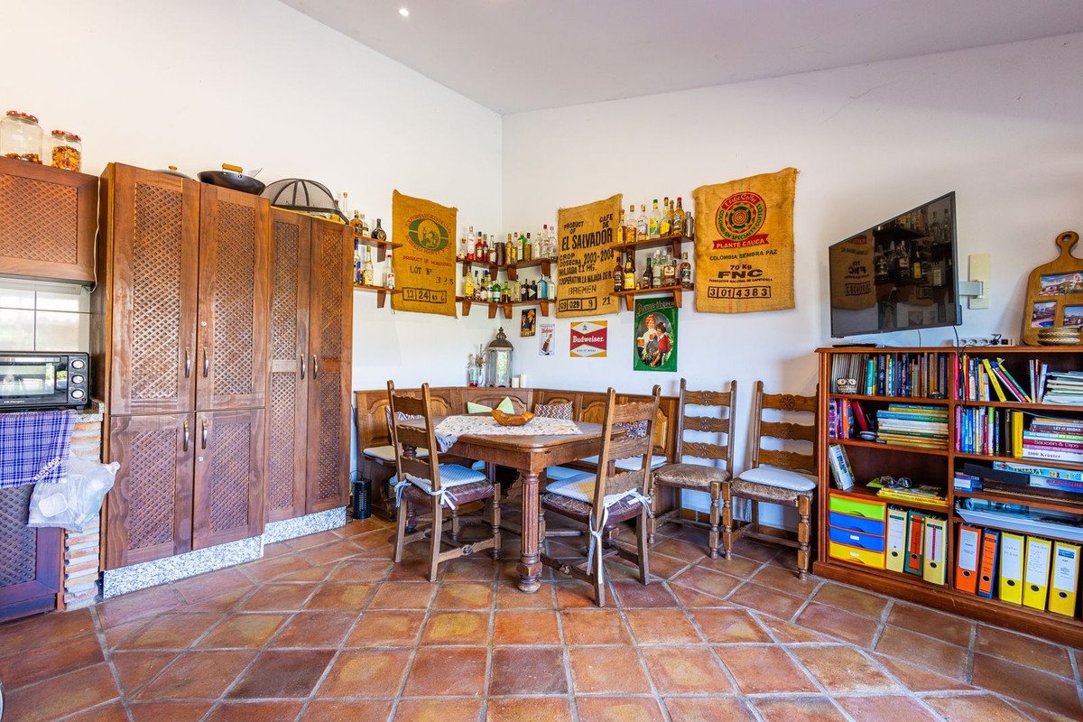 6 Bed Detached Villa in Sayalonga