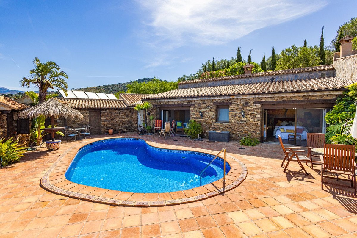 6 Bed Detached Villa in Sayalonga