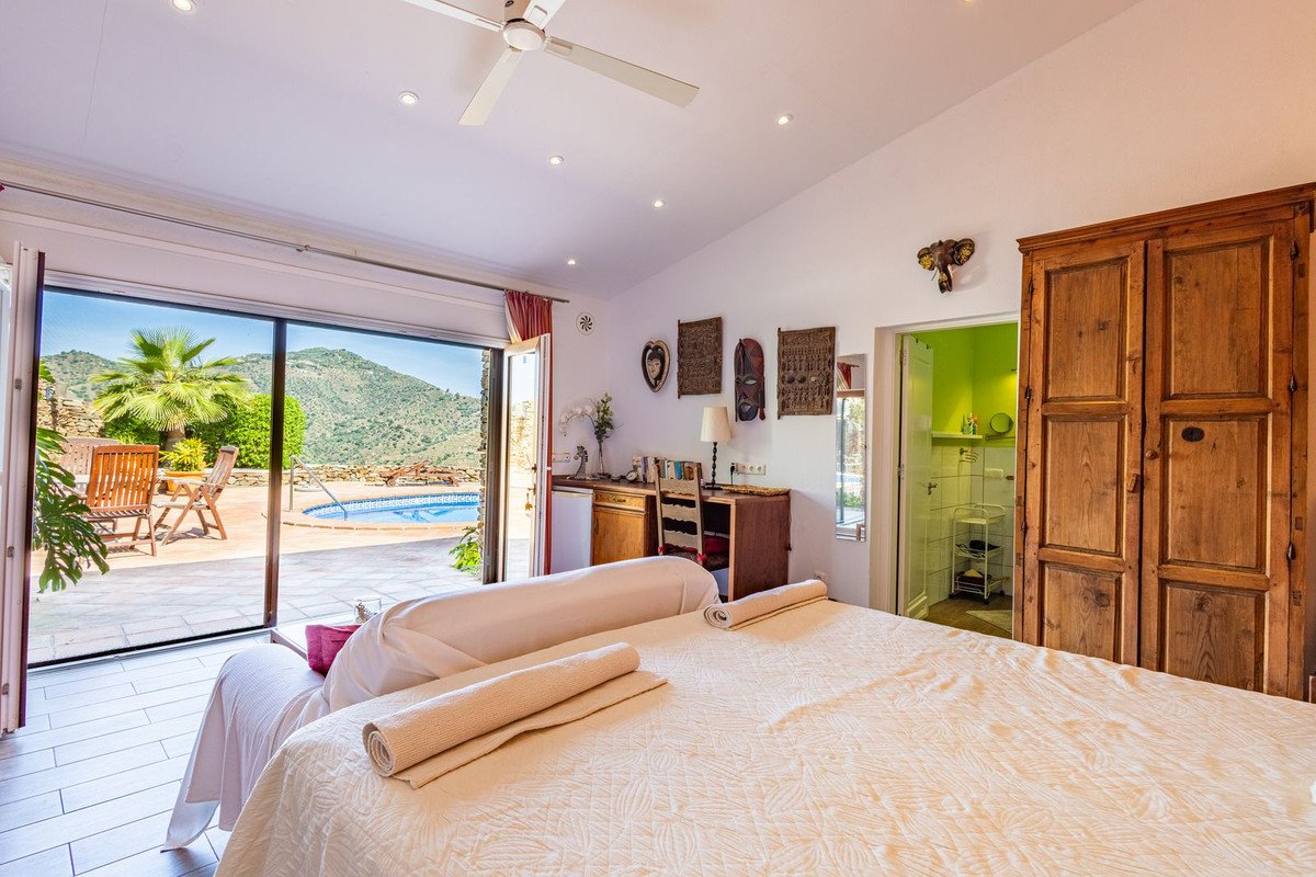 6 Bed Detached Villa in Sayalonga