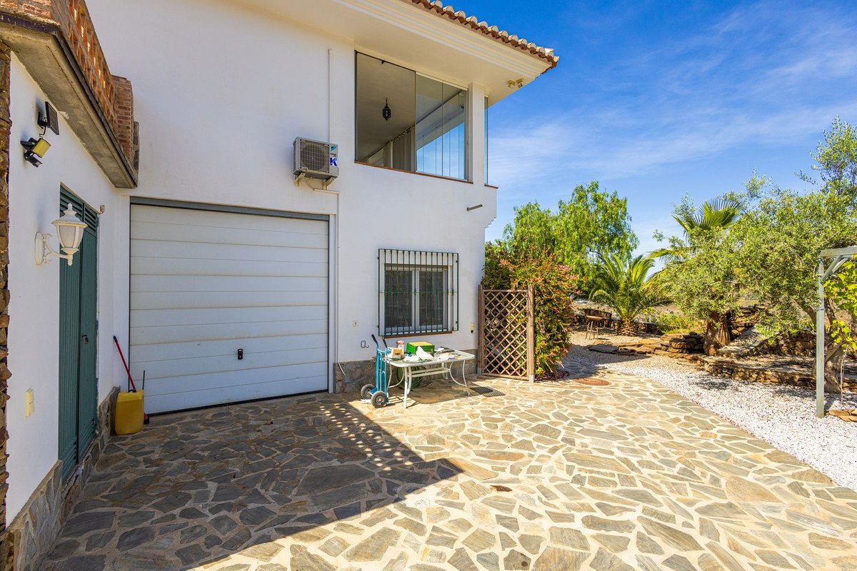 6 Bed Detached Villa in Sayalonga