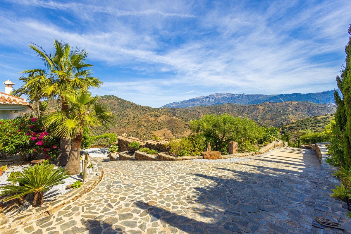 6 Bed Detached Villa in Sayalonga
