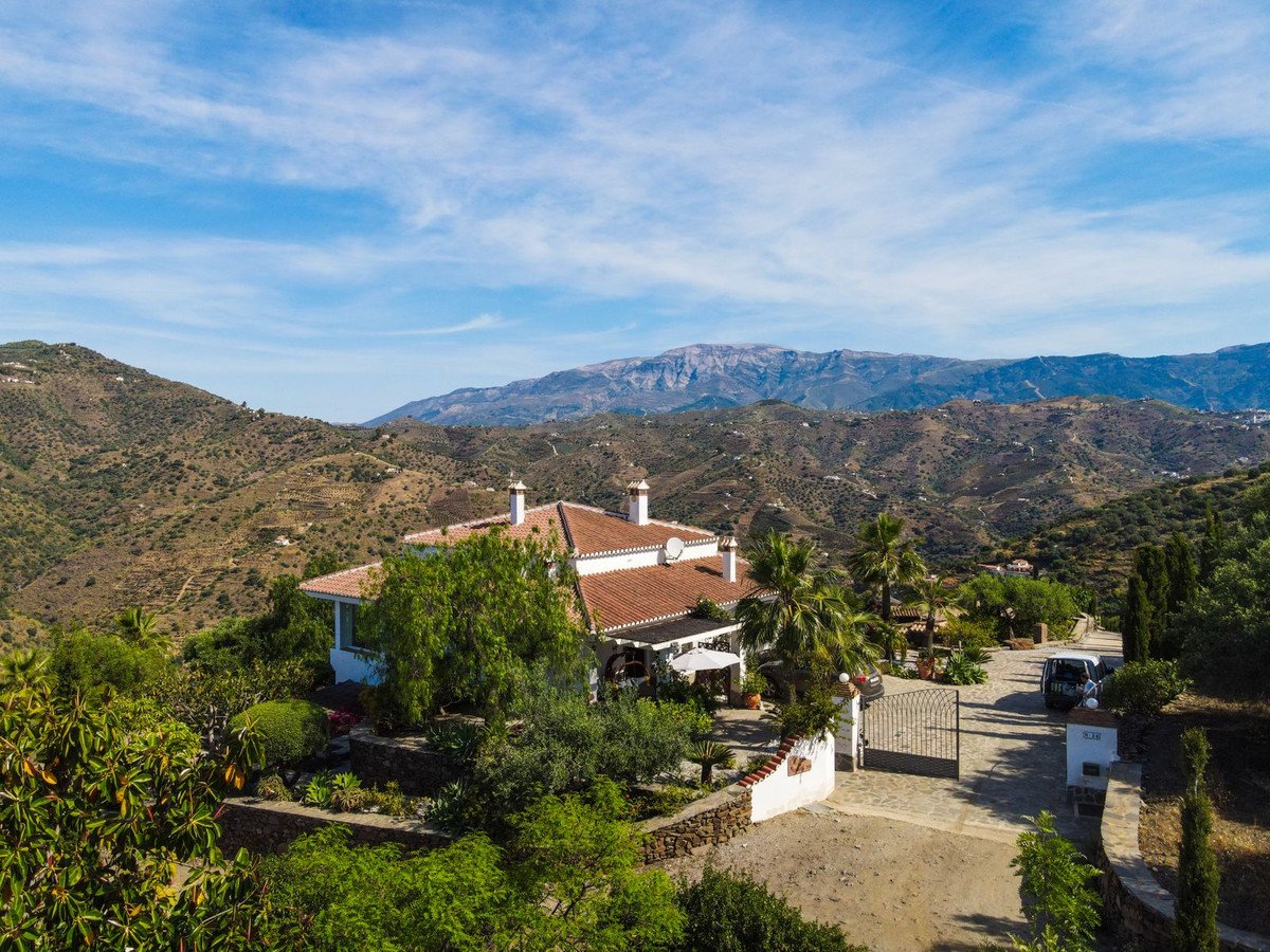 6 Bed Detached Villa in Sayalonga
