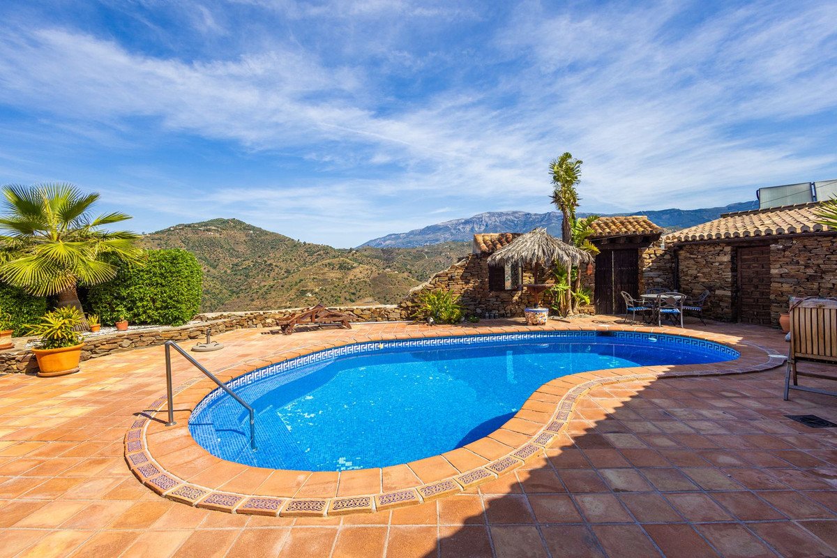 6 Bed Detached Villa in Sayalonga