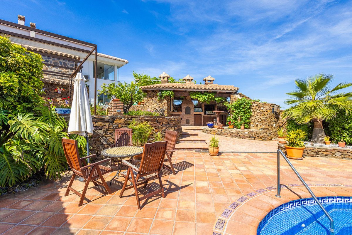 6 Bed Detached Villa in Sayalonga