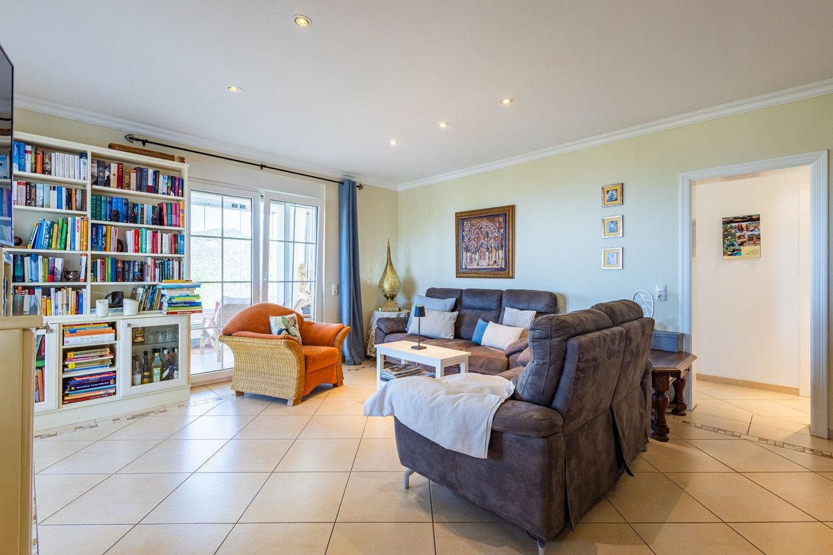 6 Bed Detached Villa in Sayalonga