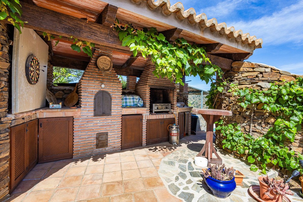6 Bed Detached Villa in Sayalonga