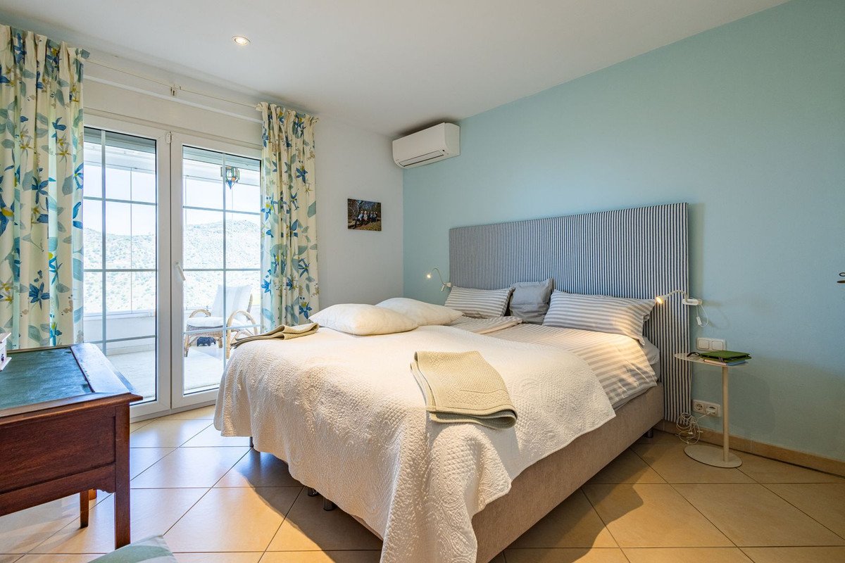 6 Bed Detached Villa in Sayalonga