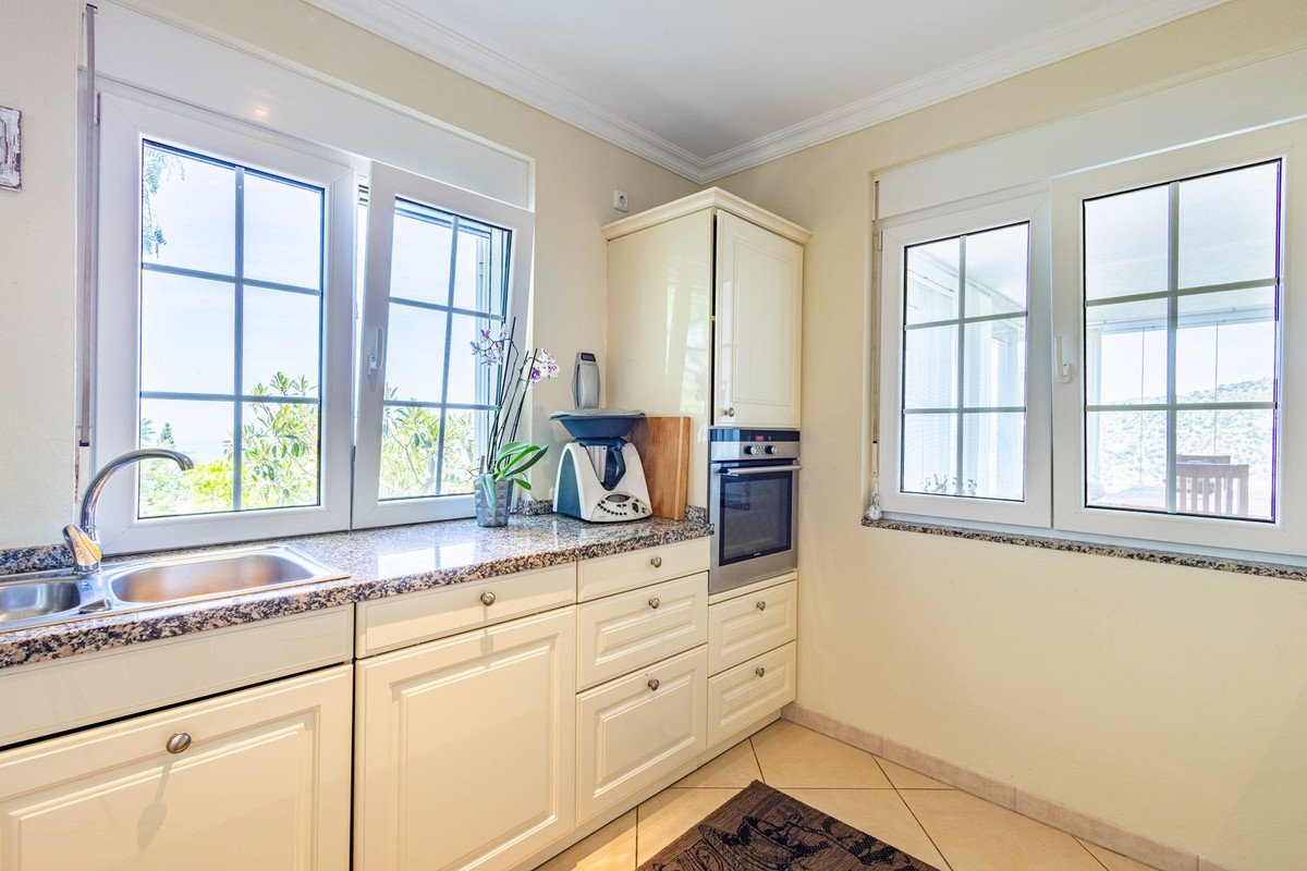 6 Bed Detached Villa in Sayalonga