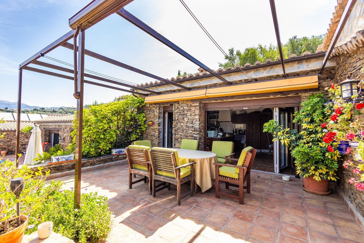 6 Bed Detached Villa in Sayalonga