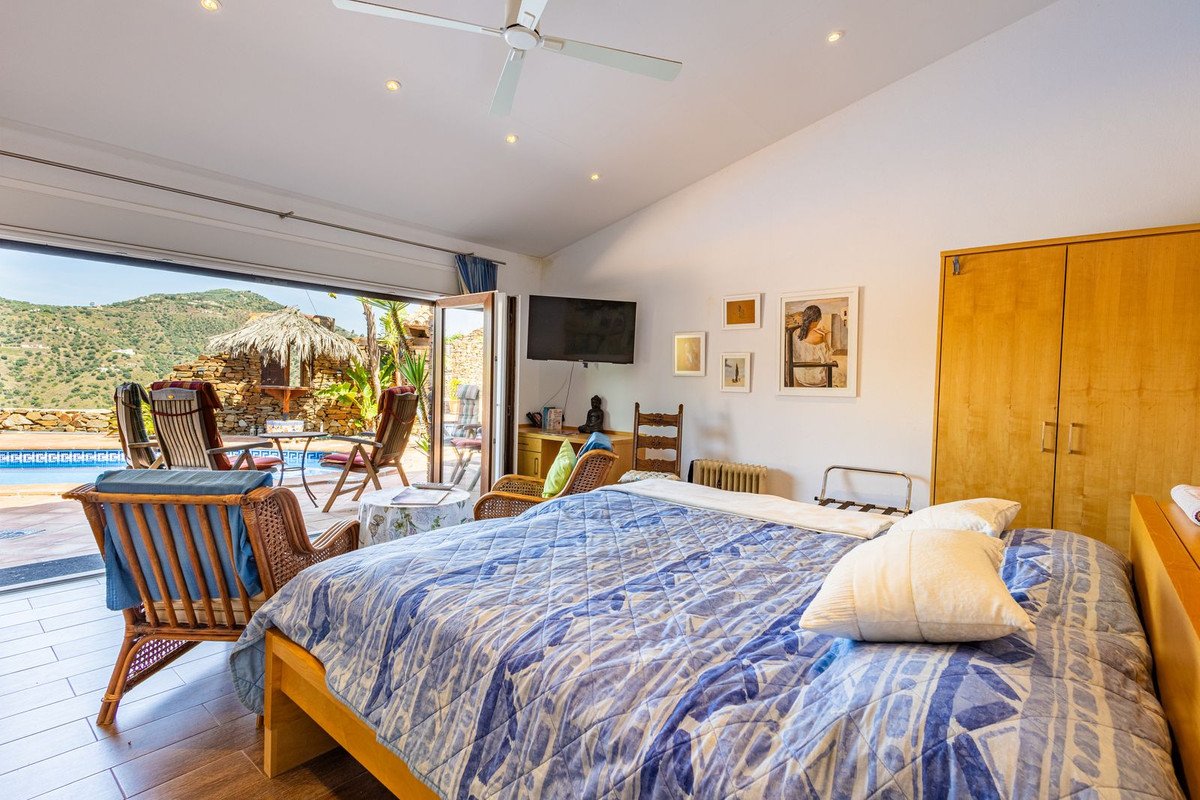 6 Bed Detached Villa in Sayalonga
