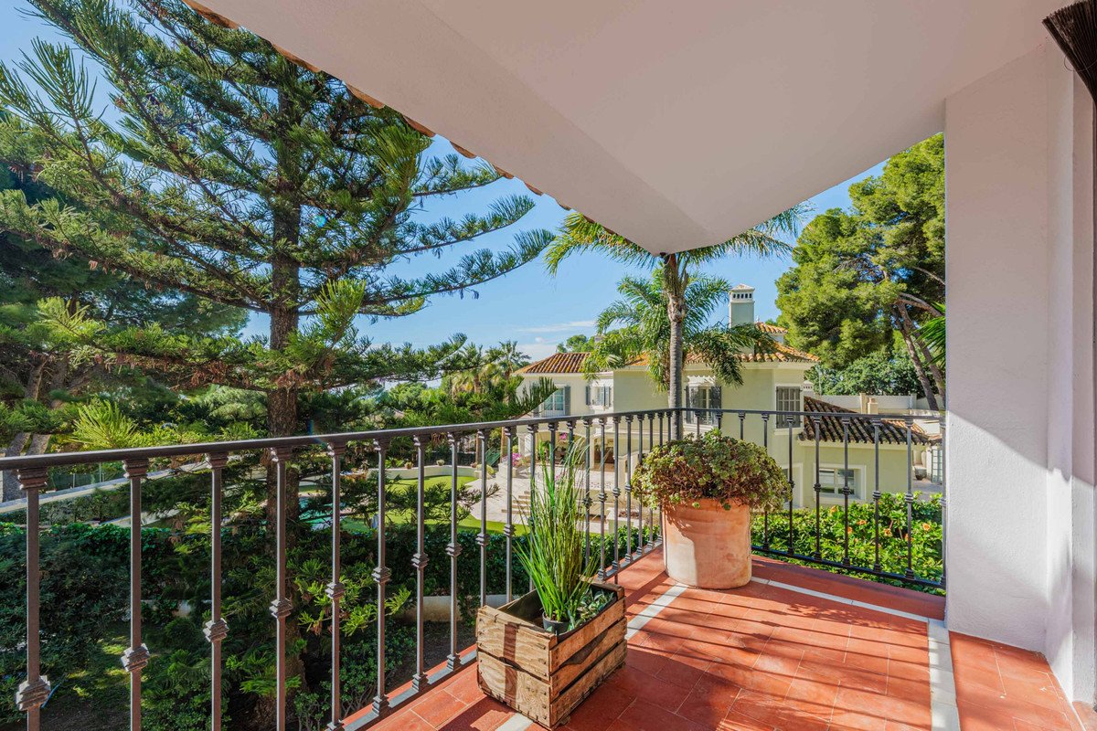 4 Bed Detached Villa in Pinares de San Antón