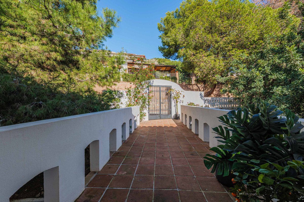 4 Bed Detached Villa in Pinares de San Antón