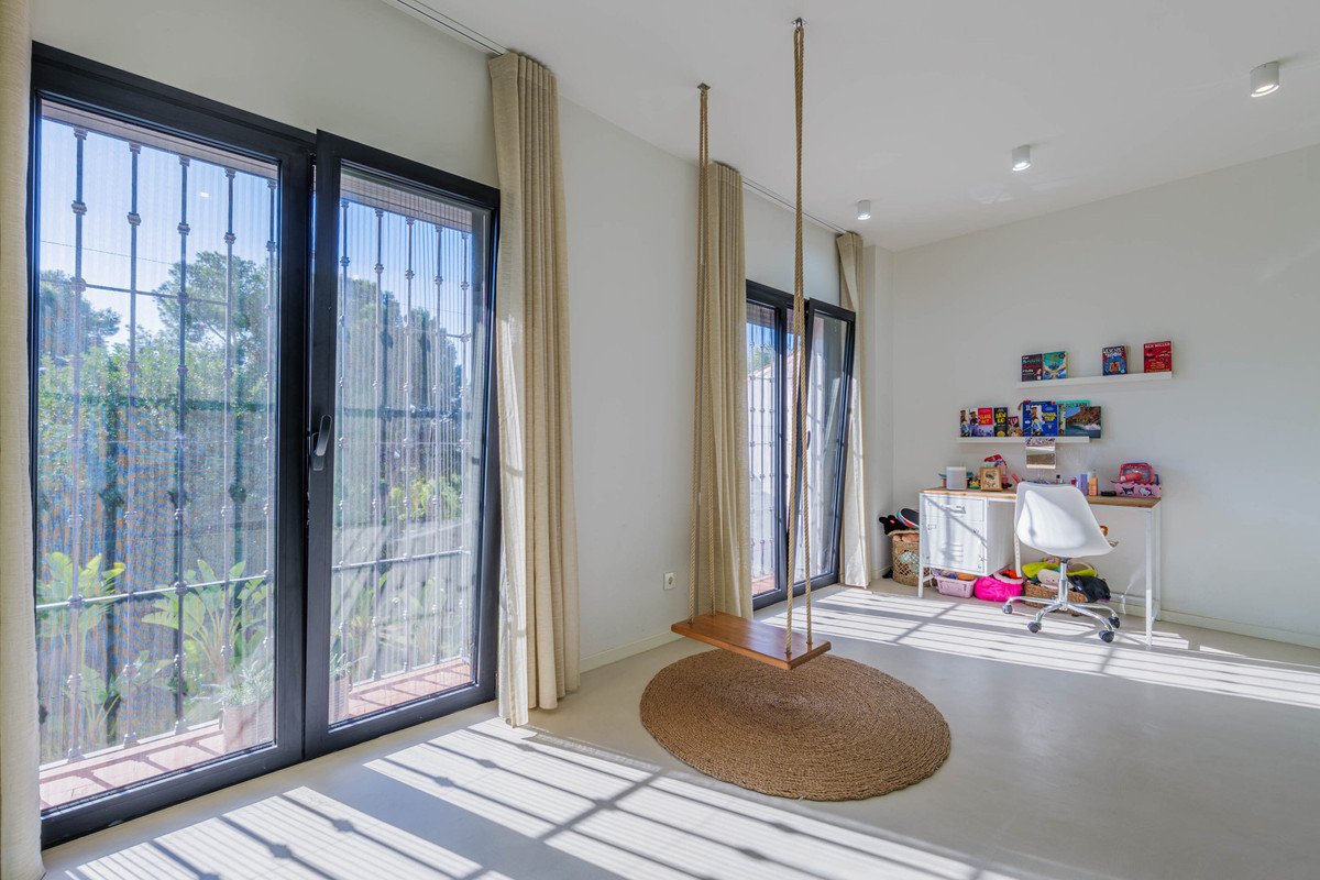 4 Bed Detached Villa in Pinares de San Antón