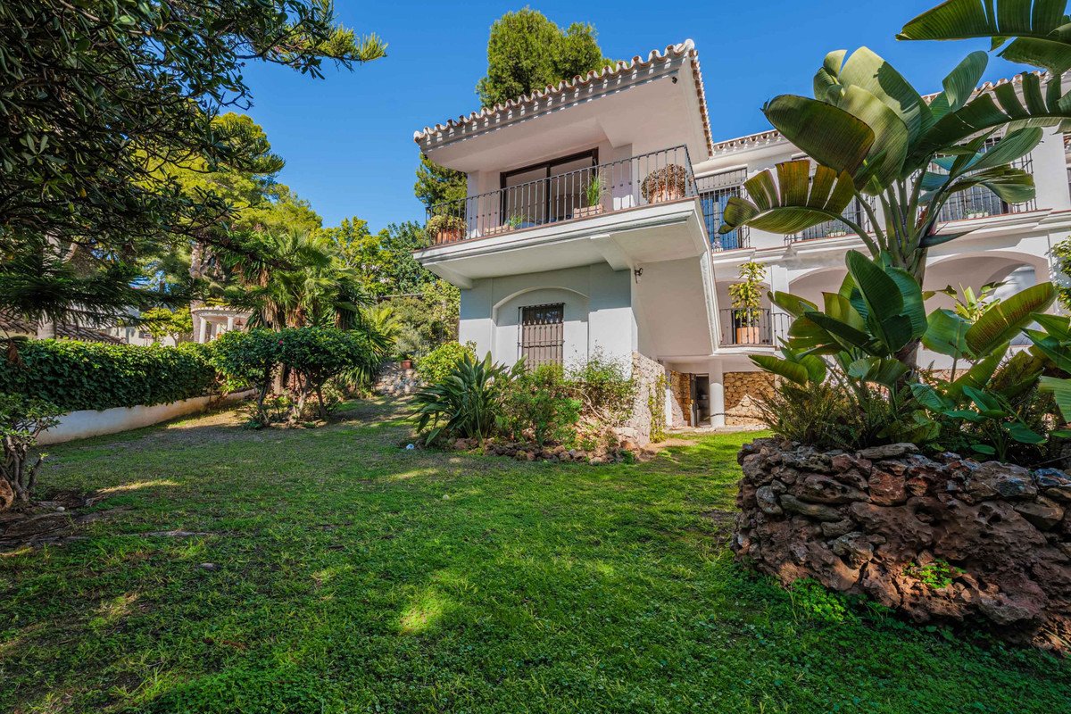 4 Bed Detached Villa in Pinares de San Antón