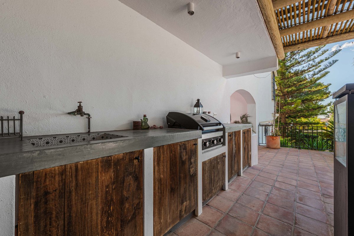 4 Bed Detached Villa in Pinares de San Antón