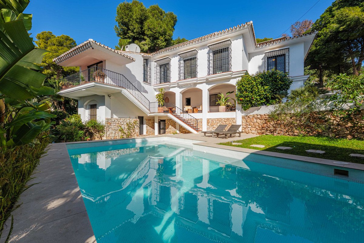 4 Bed Detached Villa in Pinares de San Antón