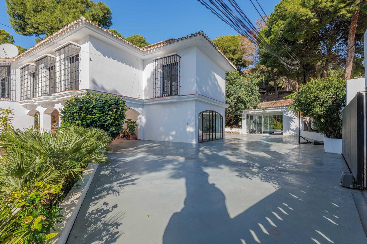 4 Bed Detached Villa in Pinares de San Antón