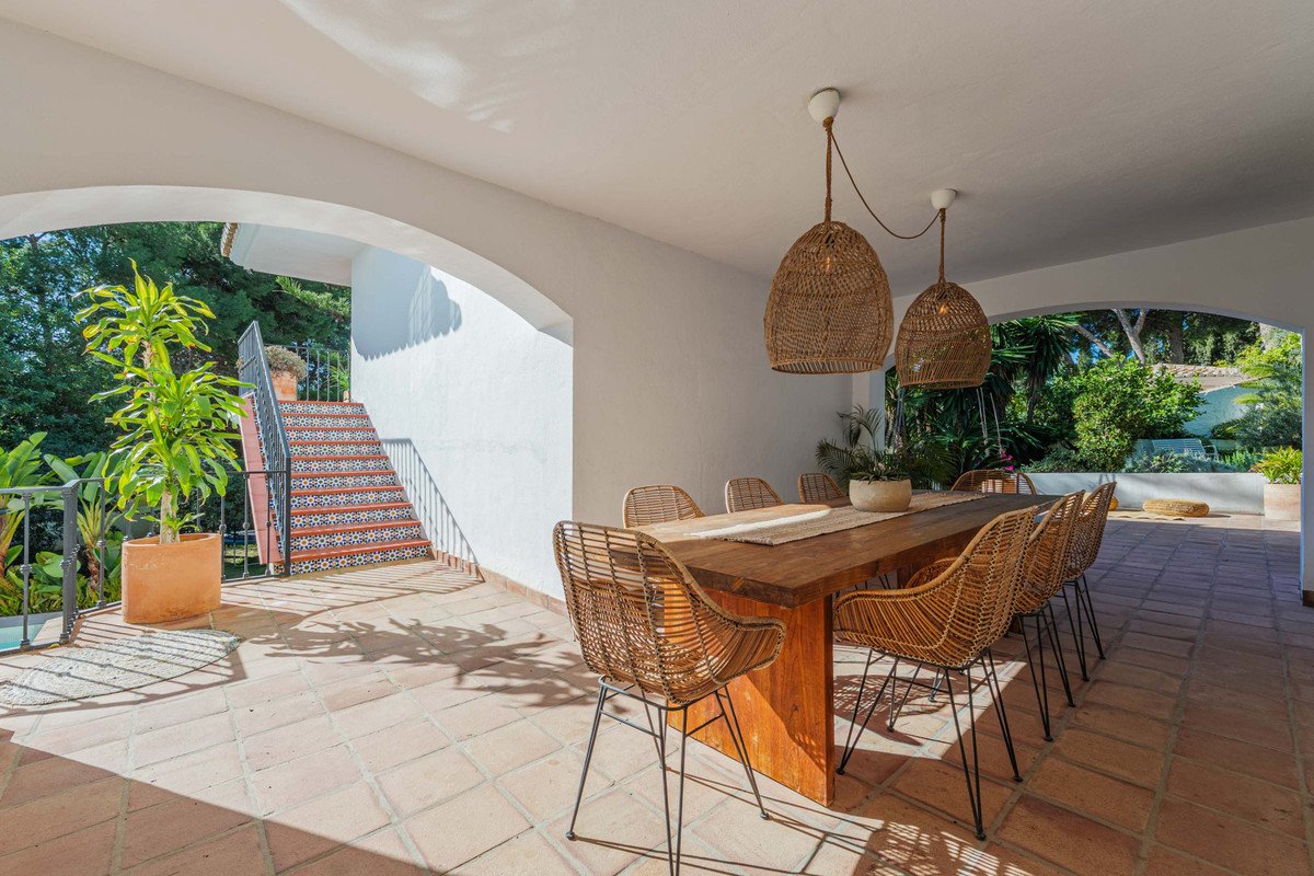 4 Bed Detached Villa in Pinares de San Antón