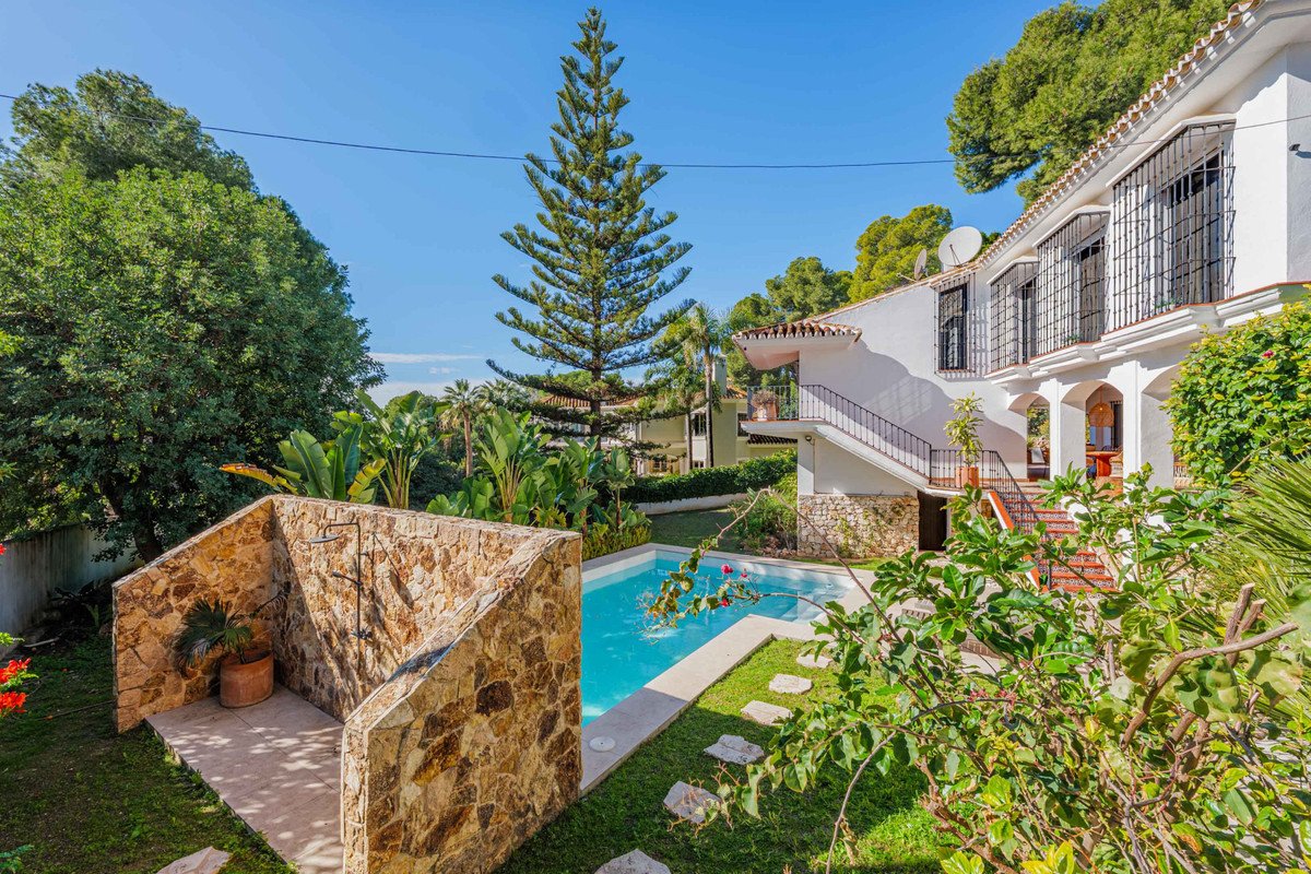 4 Bed Detached Villa in Pinares de San Antón