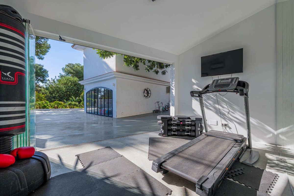4 Bed Detached Villa in Pinares de San Antón