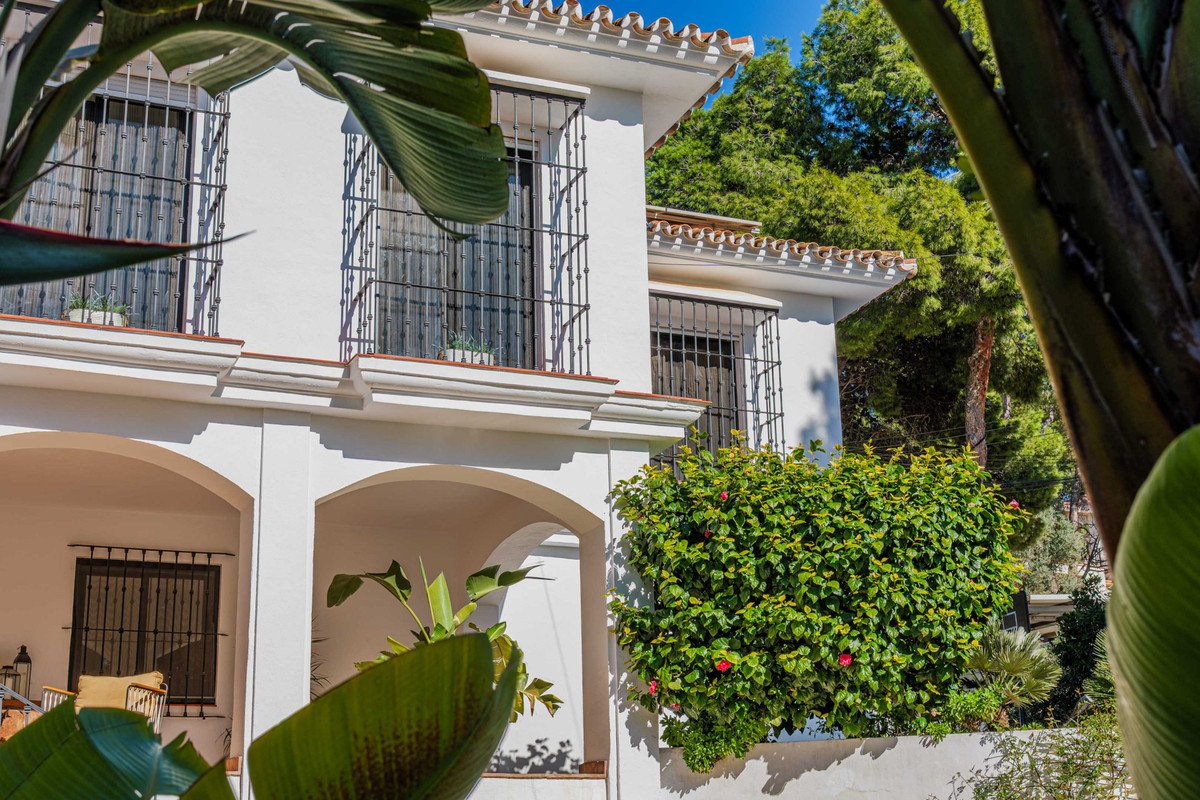 4 Bed Detached Villa in Pinares de San Antón