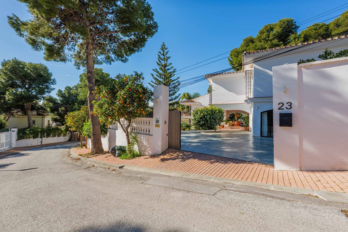 4 Bed Detached Villa in Pinares de San Antón