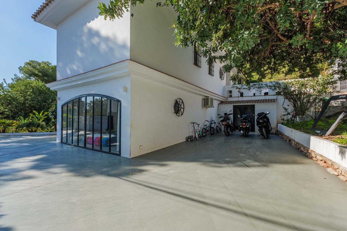 4 Bed Detached Villa in Pinares de San Antón