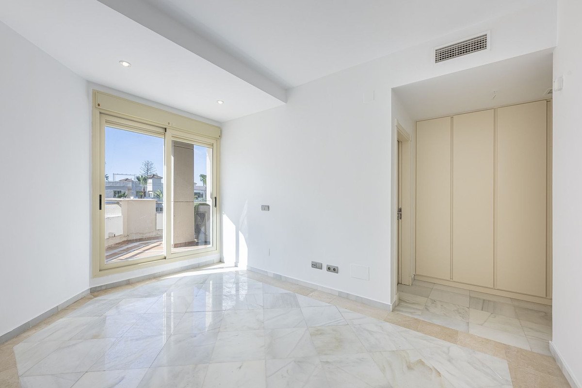 2 Bed Middle Floor Apartment in Aloha