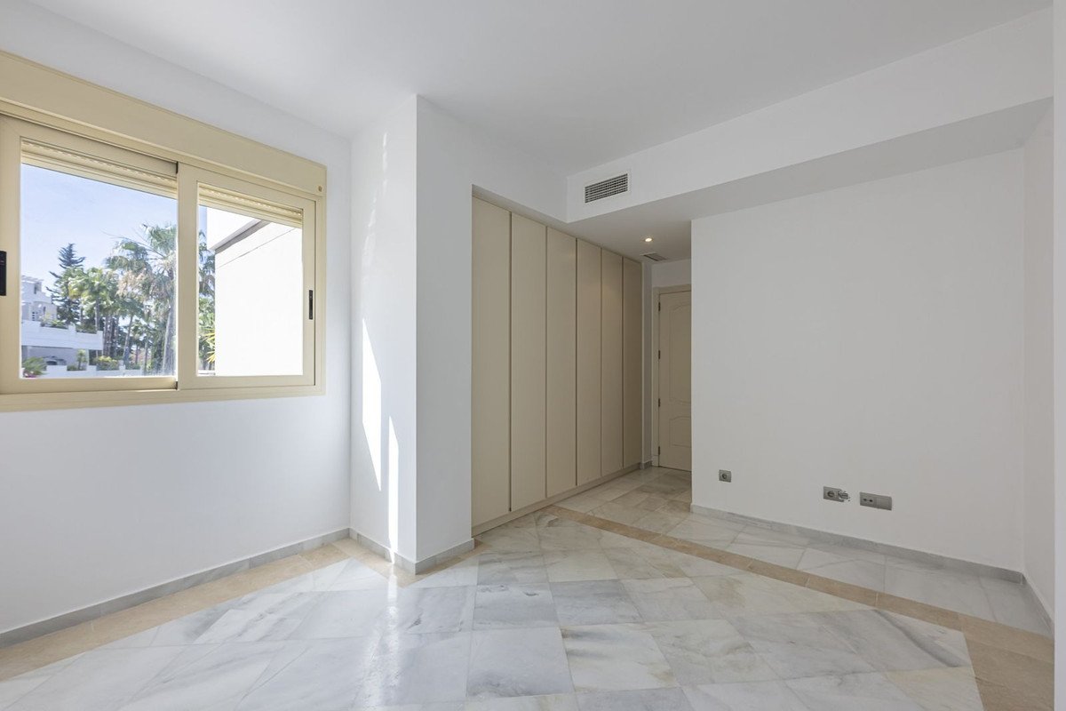 2 Bed Middle Floor Apartment in Aloha
