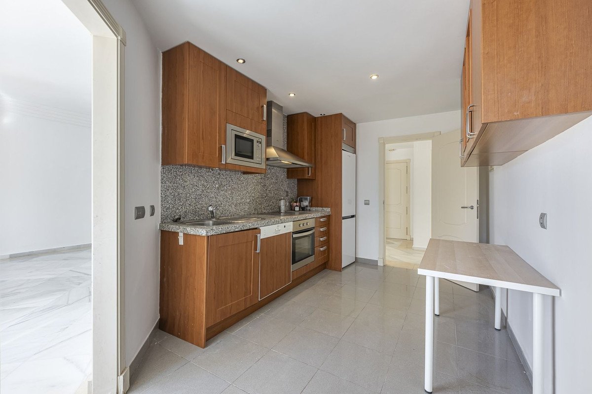 2 Bed Middle Floor Apartment in Aloha