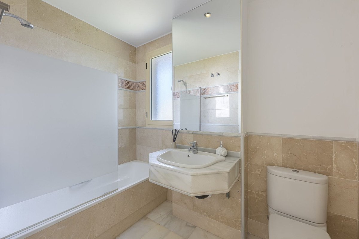 2 Bed Middle Floor Apartment in Aloha