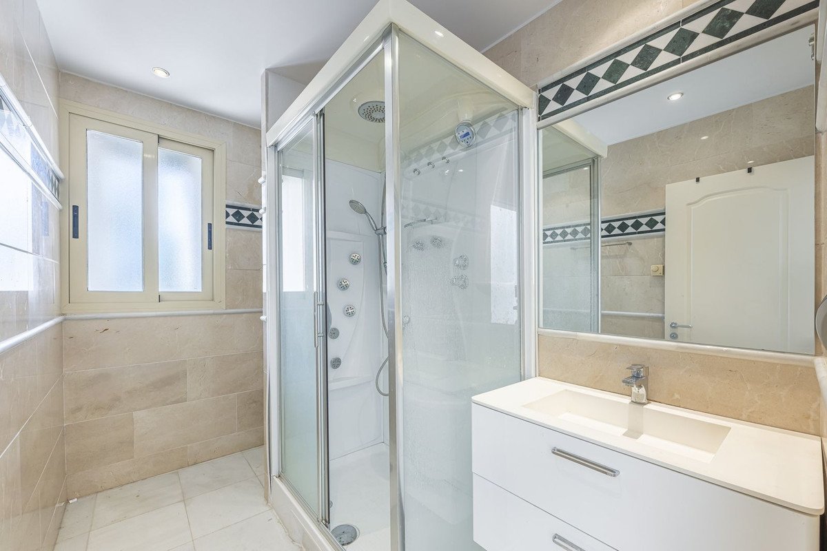 2 Bed Middle Floor Apartment in Aloha