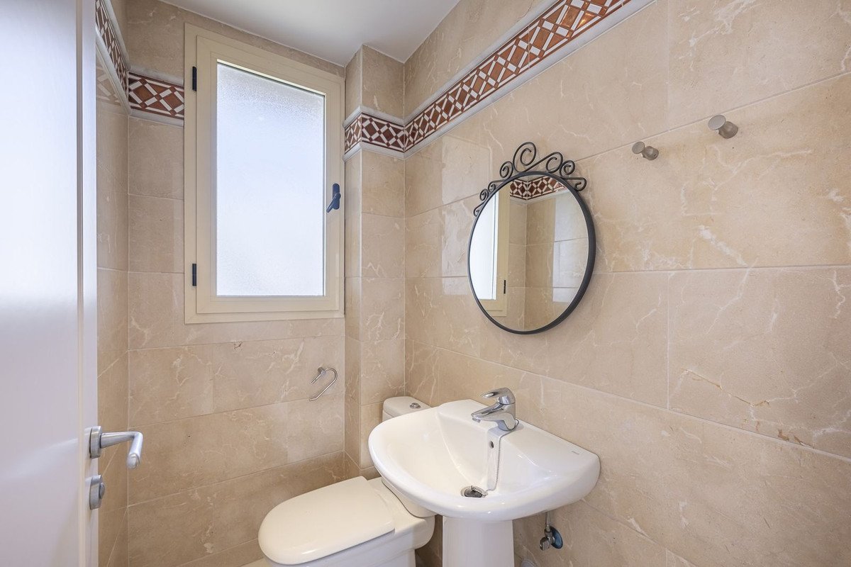 2 Bed Middle Floor Apartment in Aloha