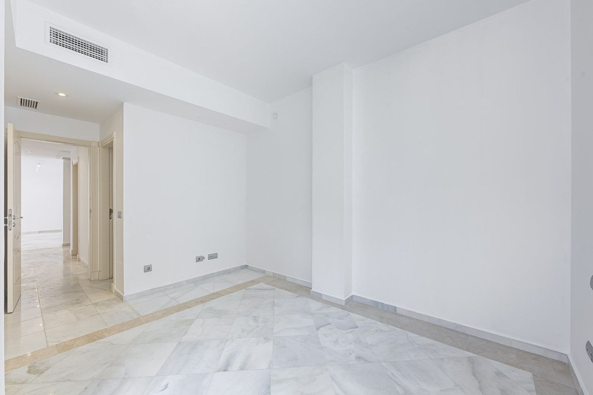 2 Bed Middle Floor Apartment in Aloha