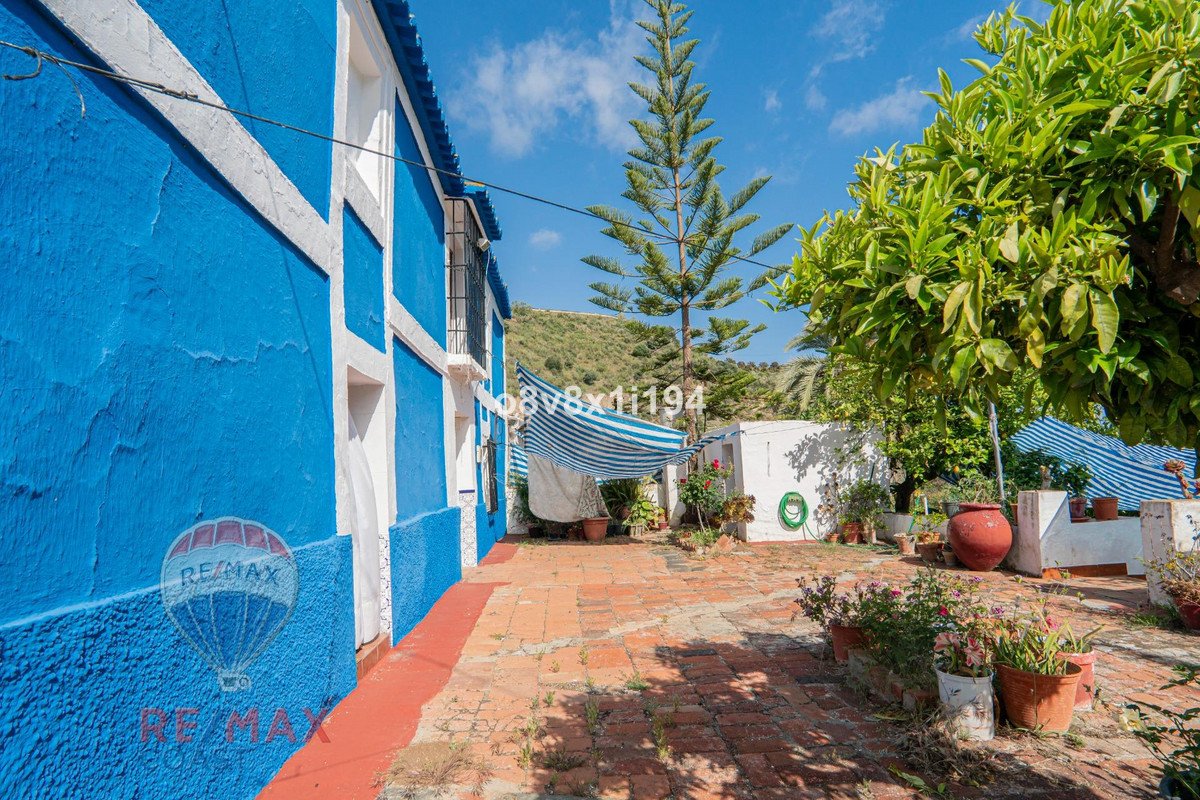8 Bed Finca - Cortijo in Cajiz