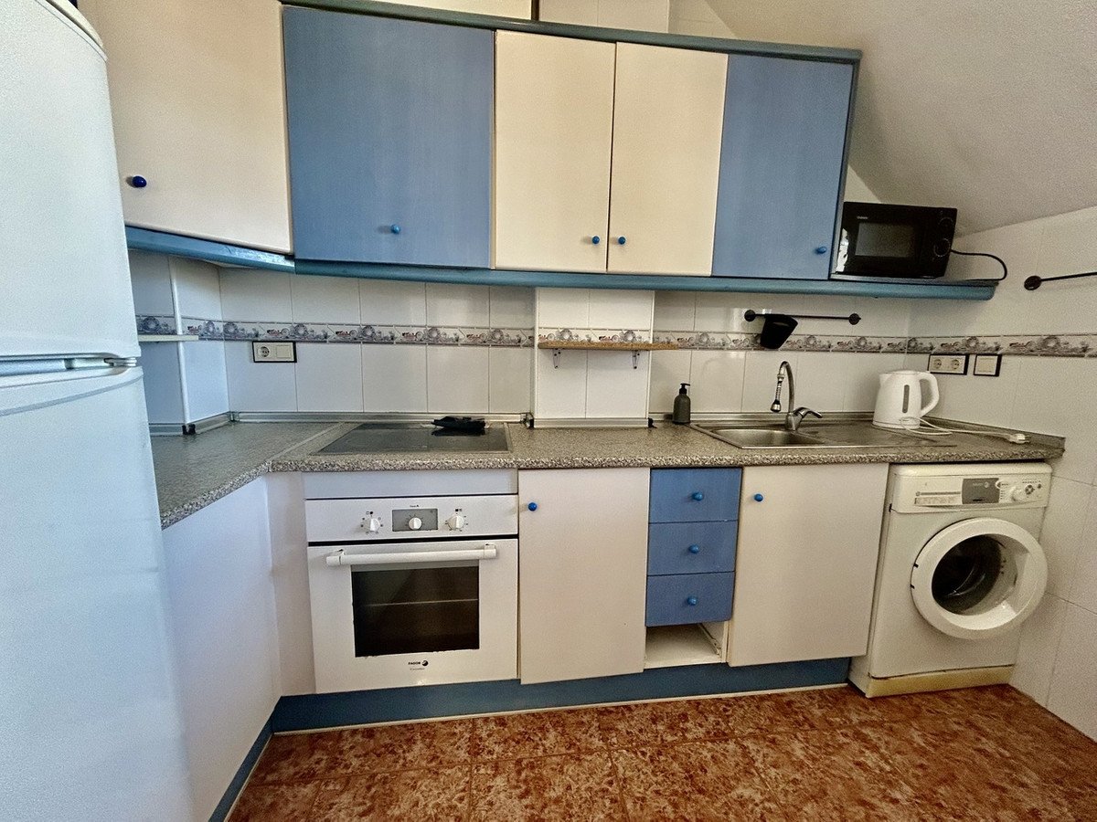 2 Bed Top Floor Apartment in Los Altos
